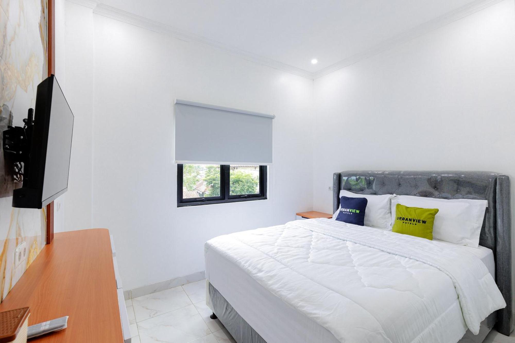 Urbanview Hotel Amira Syariah Bogor Pamoyanan Exterior photo