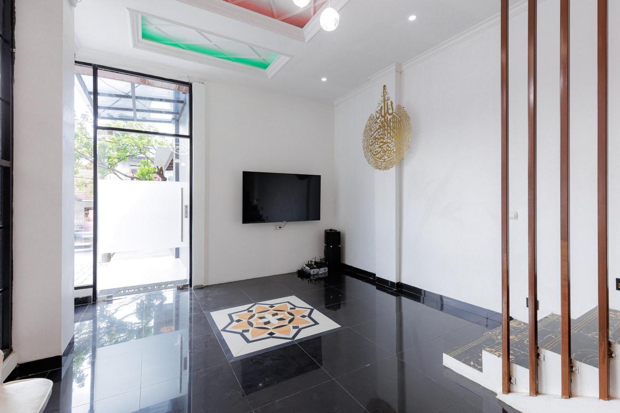 Urbanview Hotel Amira Syariah Bogor Pamoyanan Exterior photo